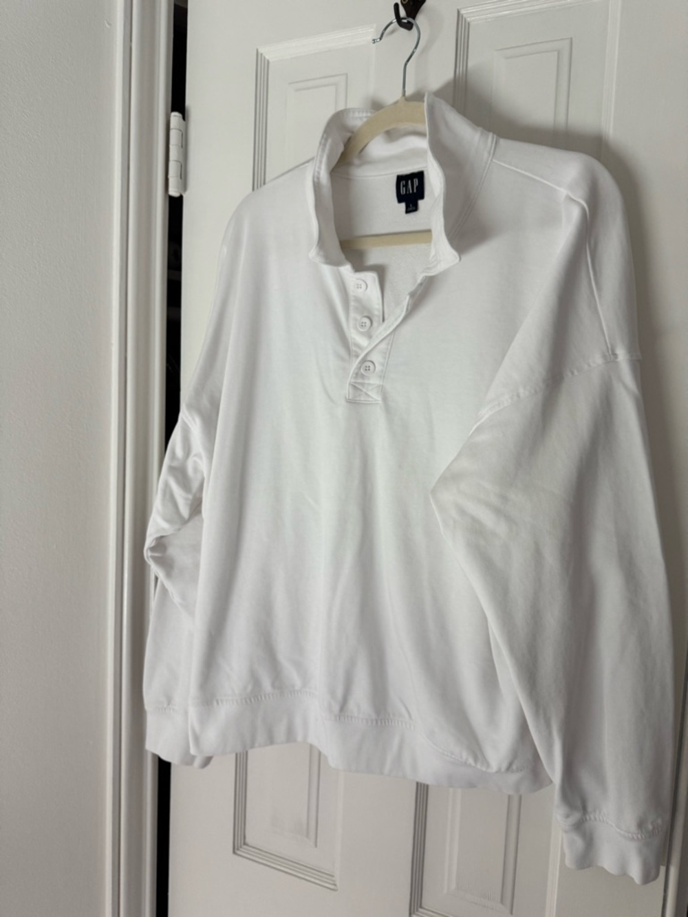 GAP women’s white collared sweatshirt